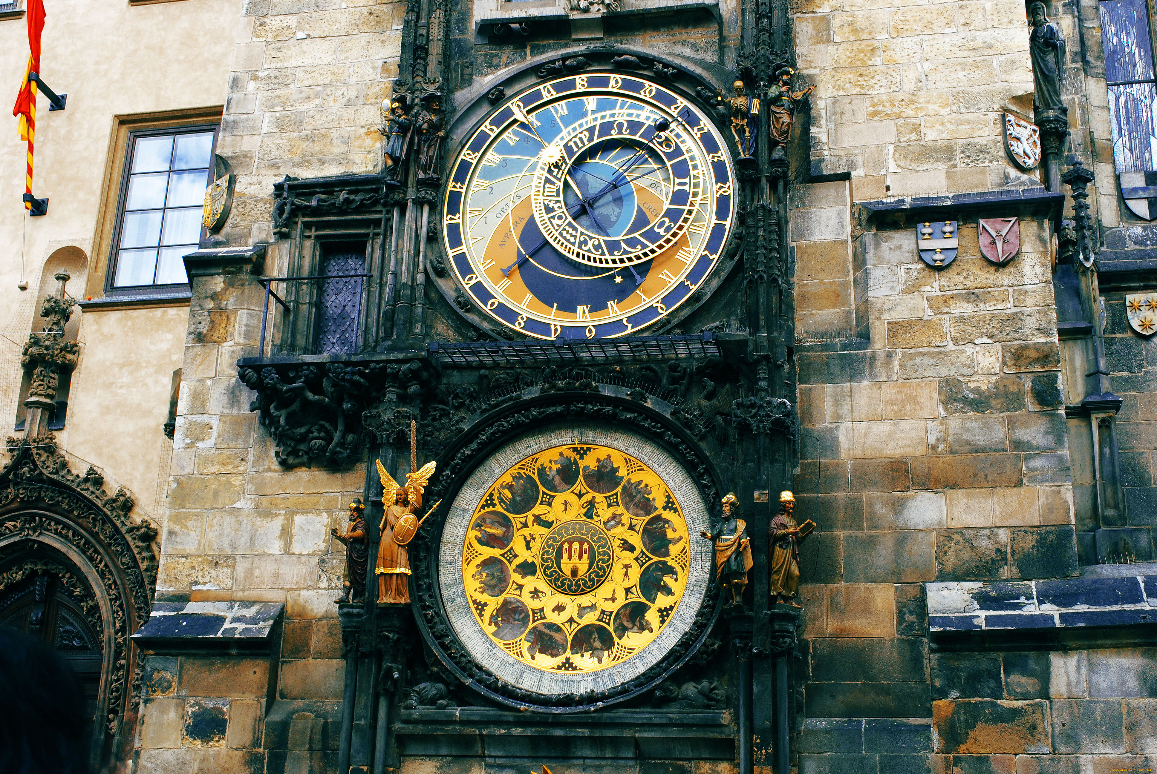 Часы и город